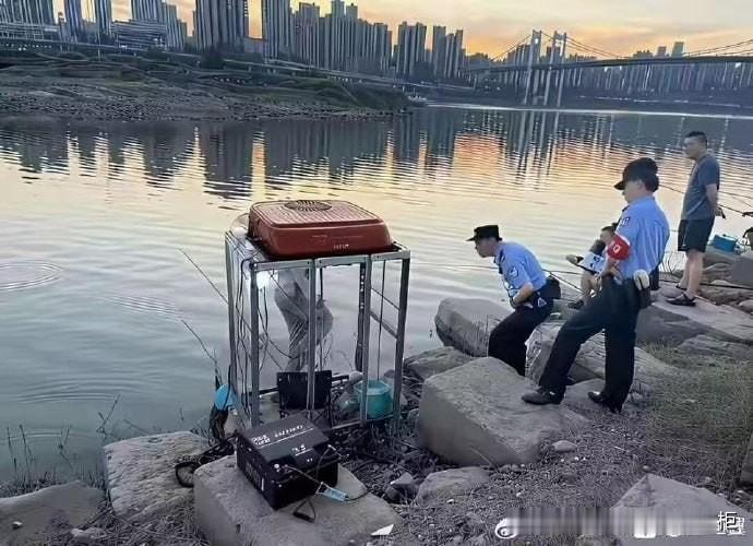 警察:哦牛批光天化日之下带着蓄电池来新能源钓鱼了，看我不给你抓走
 ？什么叫做你