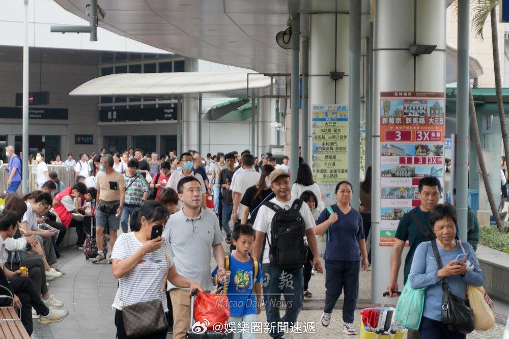澳门澳门五一黃金周资本市场股票财经金融 「澳門关闸 人流如鯽 候車乘客眾..」【