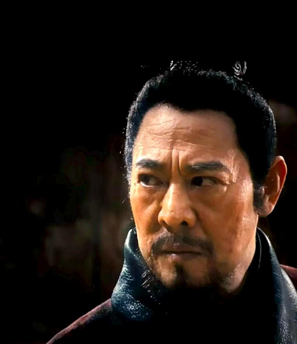 一个眼神，让吴京和张晋直接不敢喘气。
李连杰新片里总共没打几场，但就那一场戏，他