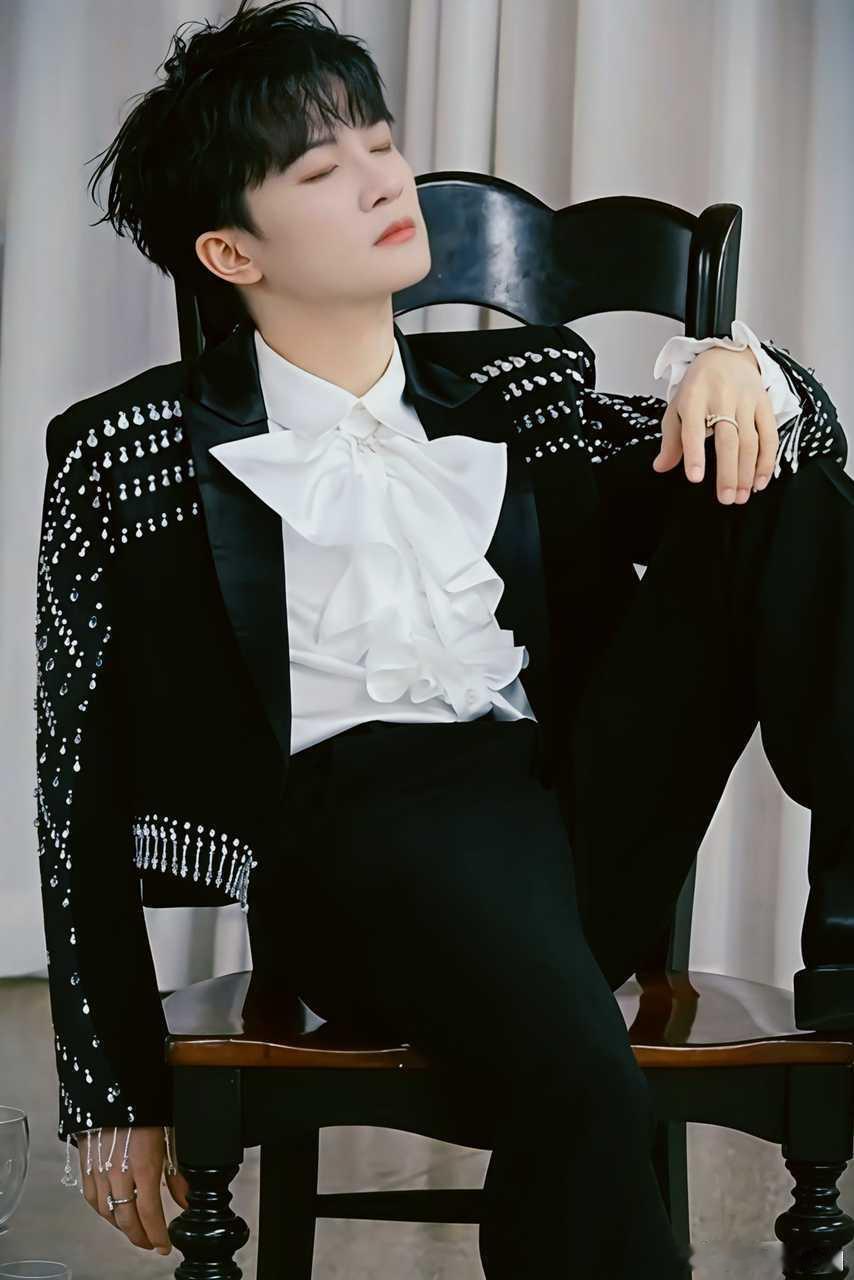 周深 ✨️周深深深的舞台日记 ✨️周深2026深深的巡回演唱会 【小圈跟米子们说