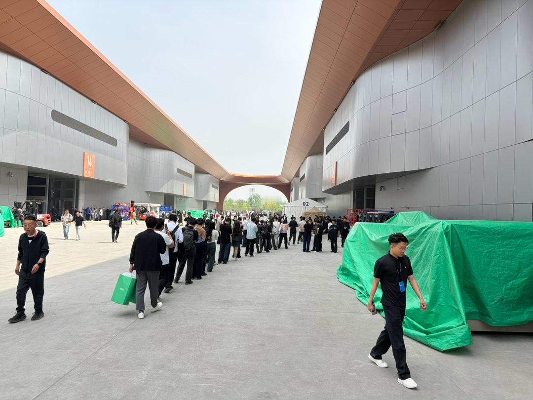 小米汽车展台这队太离谱了。排到展馆外面了感觉什么流在这方面都不如雷总