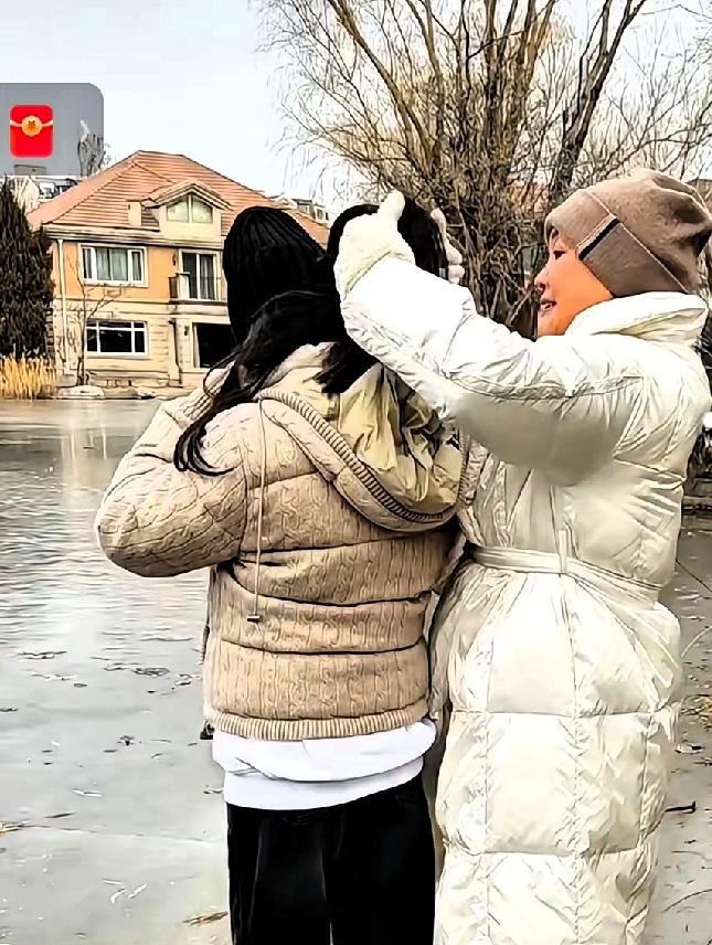 兰姐公园游，孙辈乐开怀
兰姐带着玥儿和箖箖去公园了，不知道啥时候去的，反正最近的