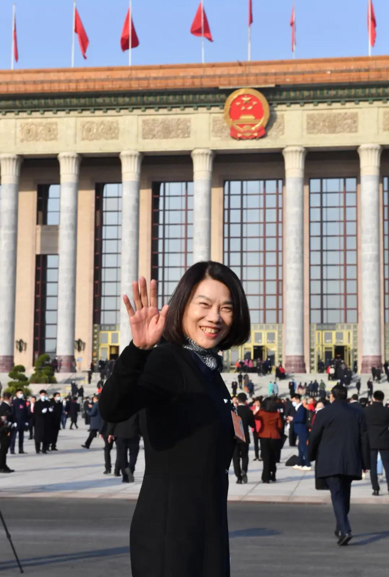 董明珠两会再爆金句：促消费先要加工资，没就业哪来的钱消费？

“要加工资啊！增加