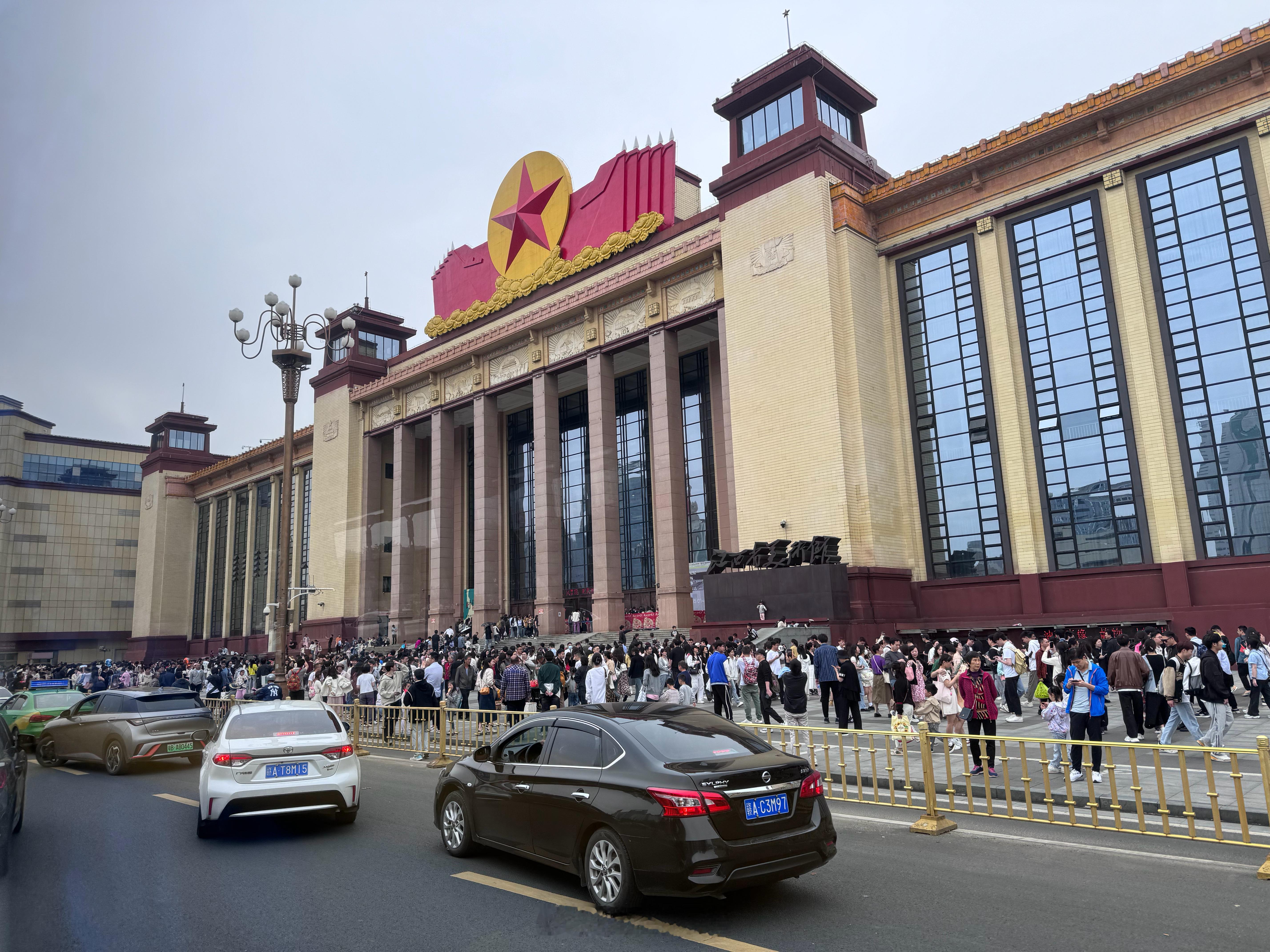 语是不爱凑热闹的人，今天难得高峰时段进城觅食确实被震惊了，从小到大南昌20多年没