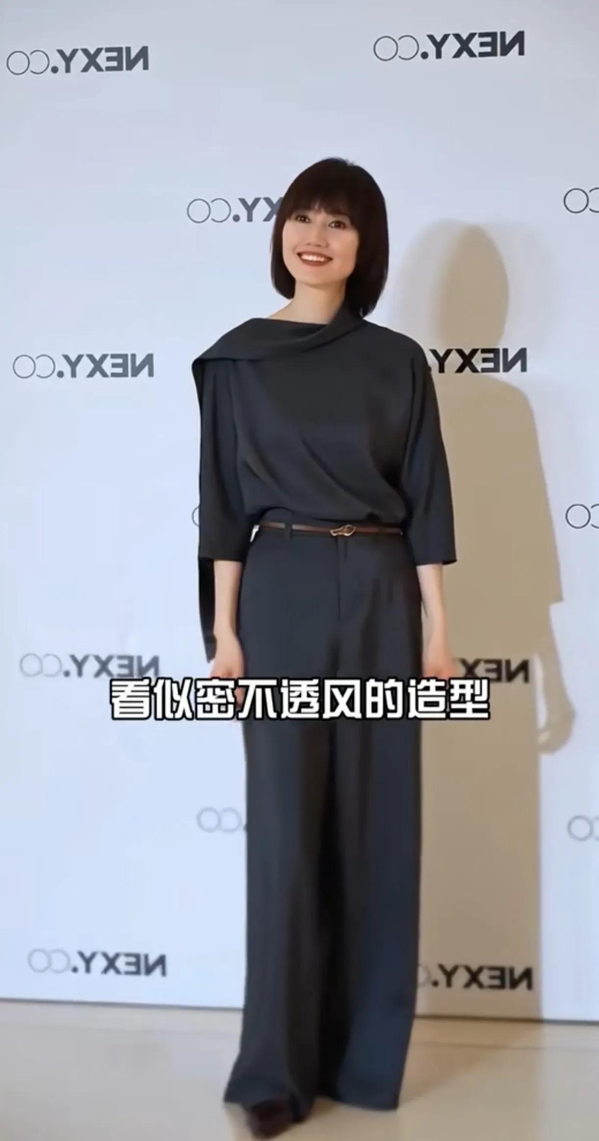 袁泉永远都是穿衣保守又得体的女演员，从来不穿露胸露背的衣服。
演艺圈难得的一类人