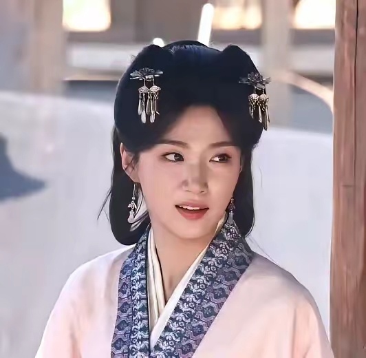 最近古偶是集体团购了同一批造型师吗？孟子义卢昱晓用同一顶假发包，区别不要太明显，