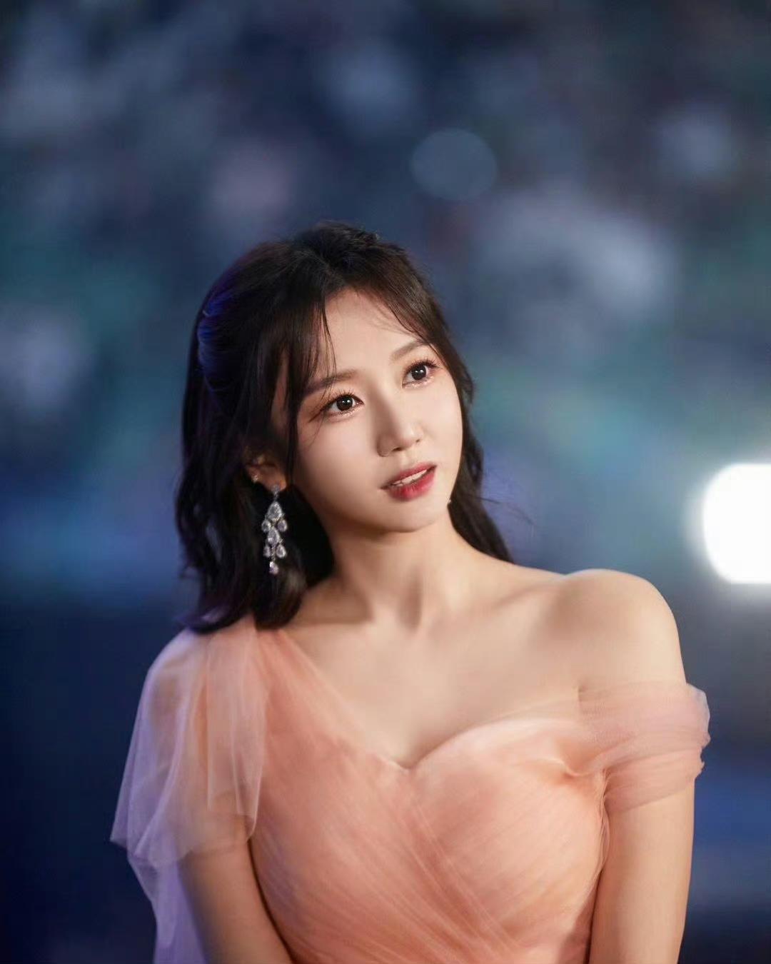 美女主持人秀彬