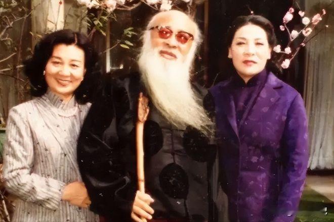 1947年，48岁的张大千，娶了女儿的闺蜜——18岁的徐雯波。新婚夜，徐雯波害羞