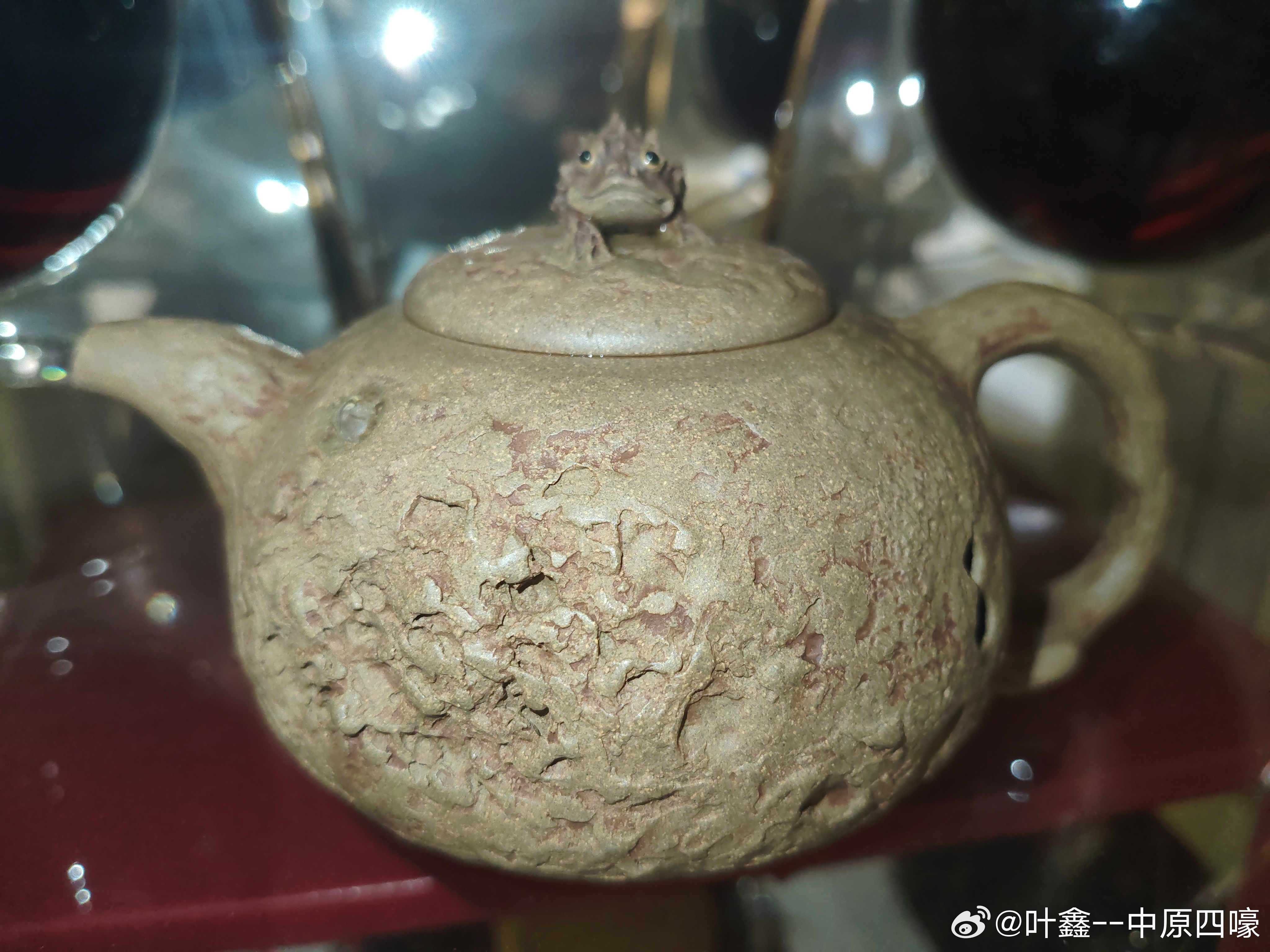 夜读茶壶 供春一脉，金蟾为钮肌理苍古，如老树盘根一壶藏山野，静候茶汤入怀🍵 汕