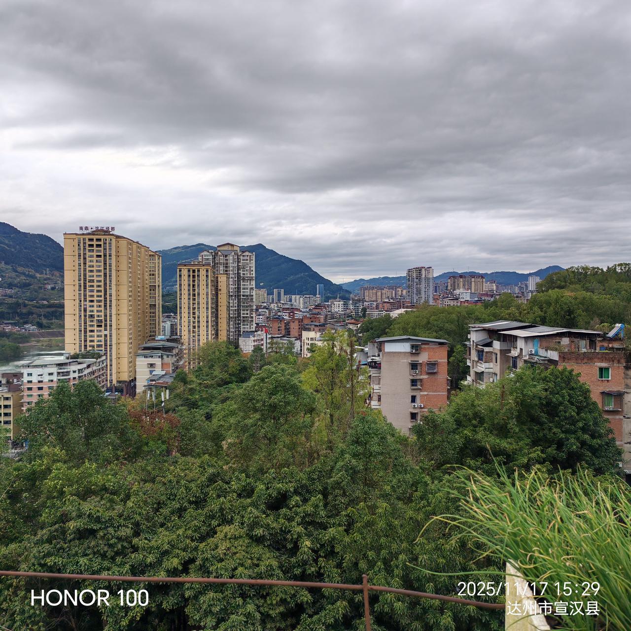 城市与自然的和谐共存，达州市宣汉县的美丽风光。