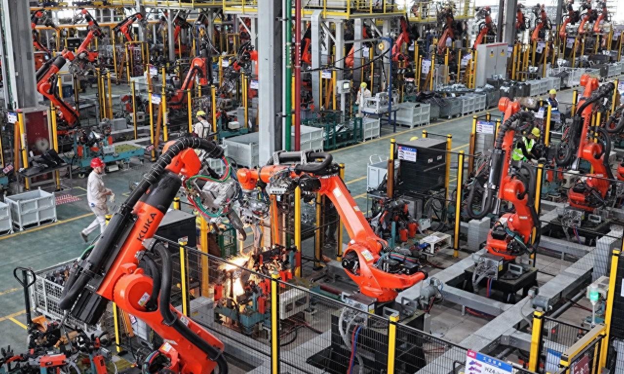 最近泰国曼谷街头出现了一道新鲜风景，泰国总理阿努廷放弃了以往的劳斯莱斯豪华座驾，