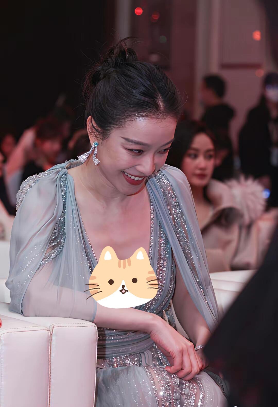 倪妮参加活动，后面女星个个都裹着外套，就她没有，真是美丽冻人！ ​​​