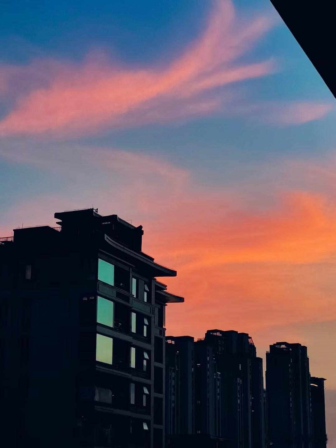 当下福州的天空，满天都是幸运色，见者接好运！[爱慕] ​​​