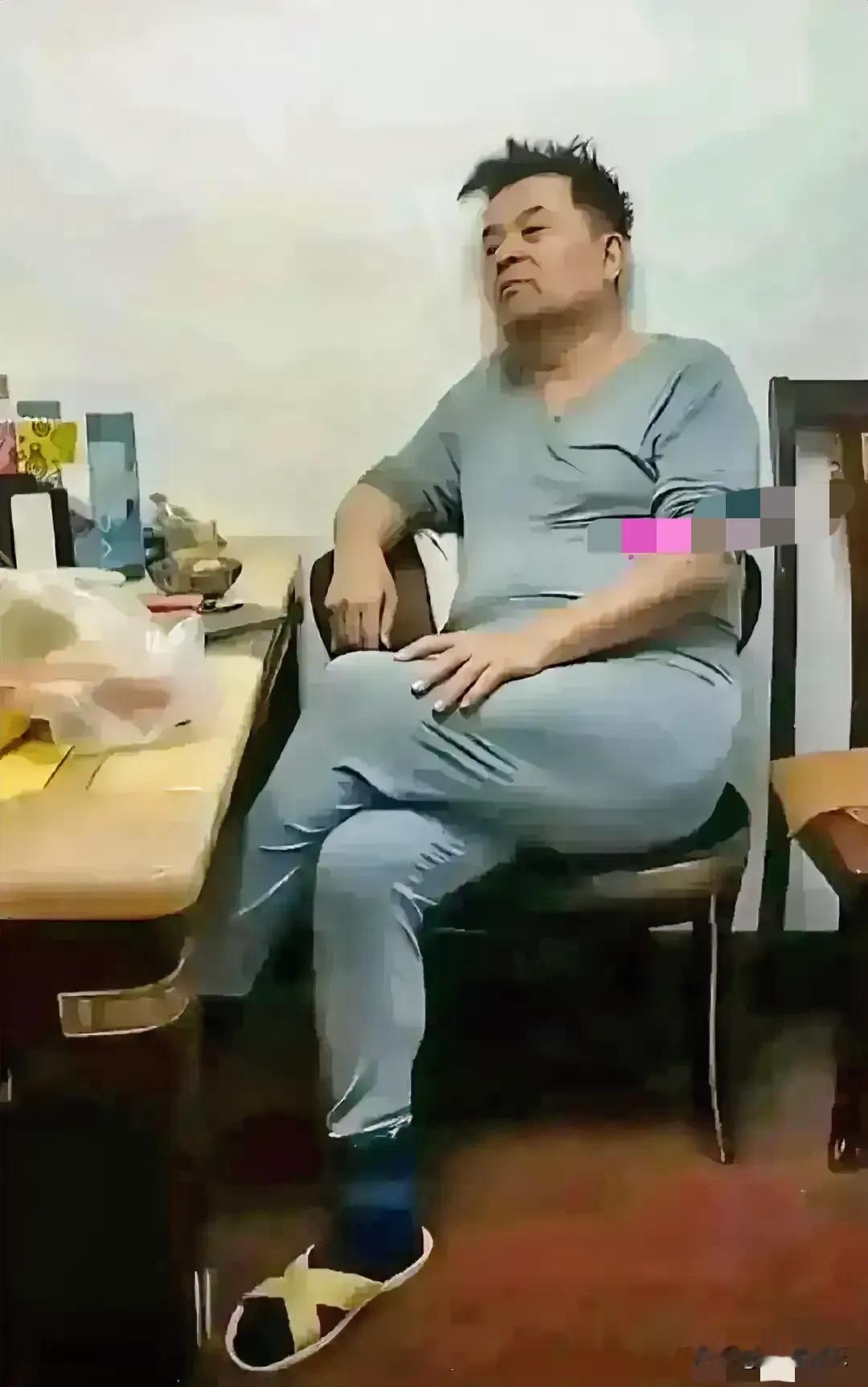 天呐！这有名的主持人怎么变成这样了？穿着秋衣秋裤出门，这是混的不好的节奏。以前我