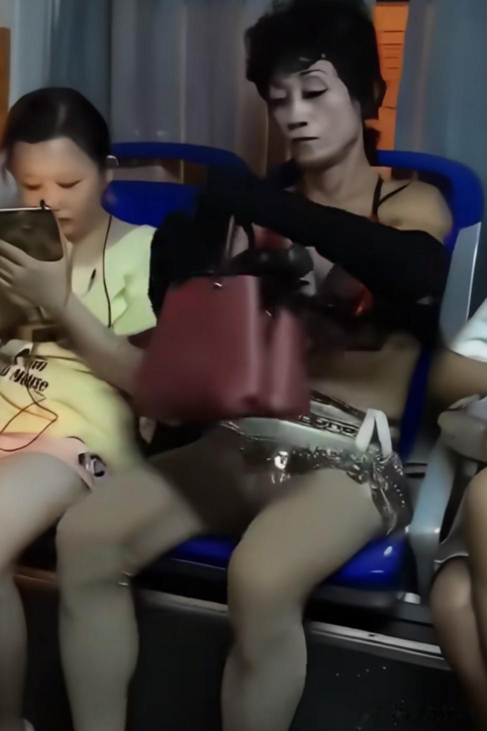 妈呀！穿成这样就出门了，也分不清是男是女，现在的年轻人怎么这么任性呢？

公共场