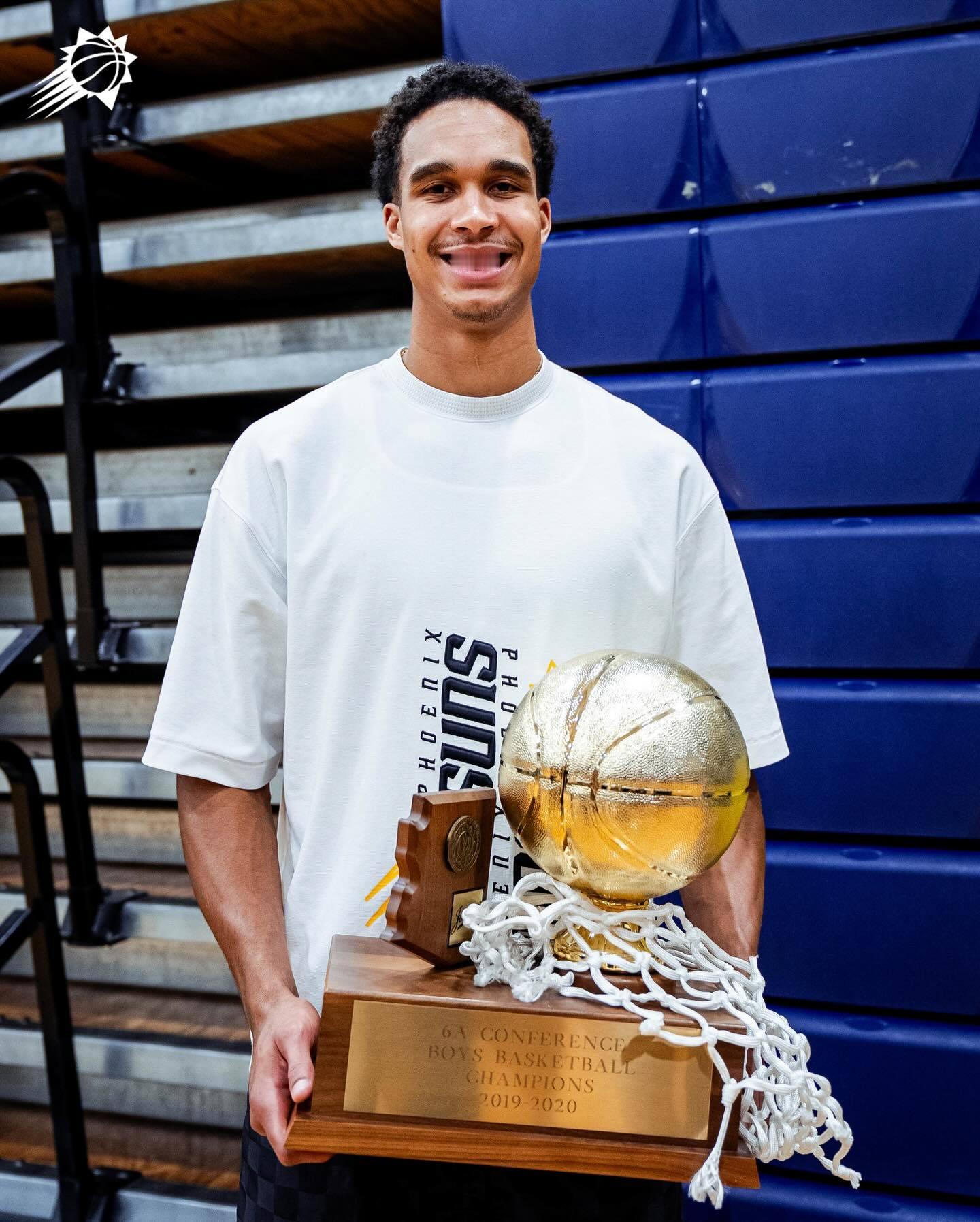 回到故事起点，Oso 到家啦 🤩这次他回到自己的高中母校 Desert Vis