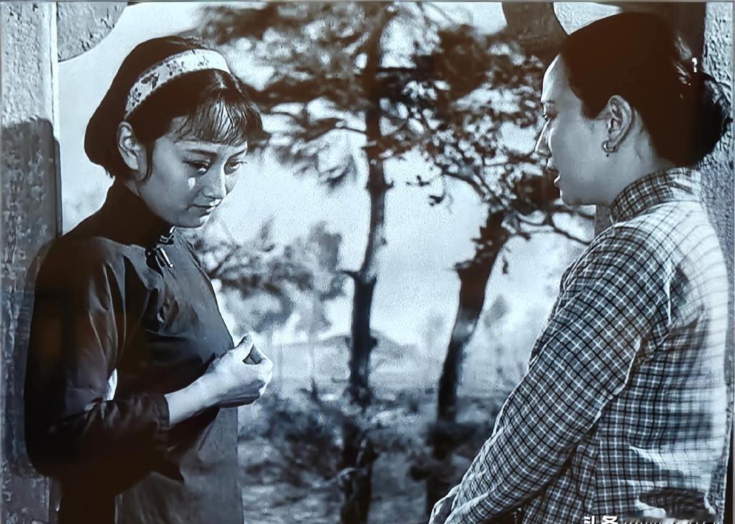 亲眼目睹！
他一转身，自己和自己打起来了！
这他妈什么操作？
你以为只是个替身？