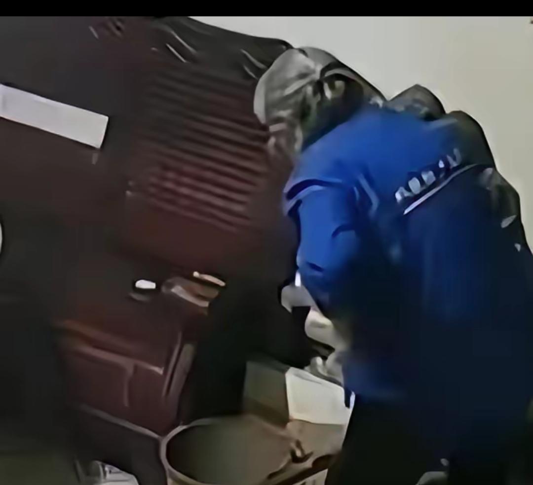 看完家里监控才懂：很多保姆缺的从来不是能力，是良知！
 
千万不要盲目放心家里的