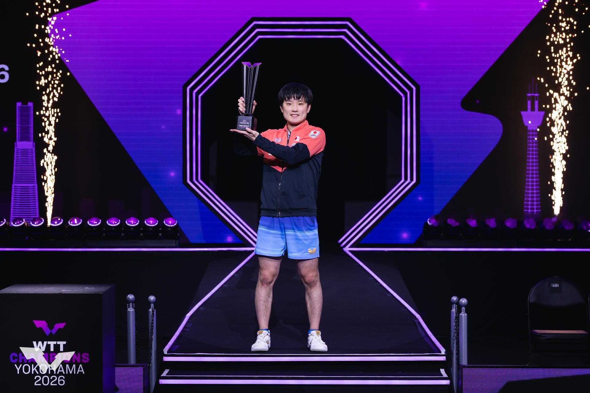 张本智和张本智和wtt横滨冠军赛2026 颁奖仪式图集📷cr. WTT 