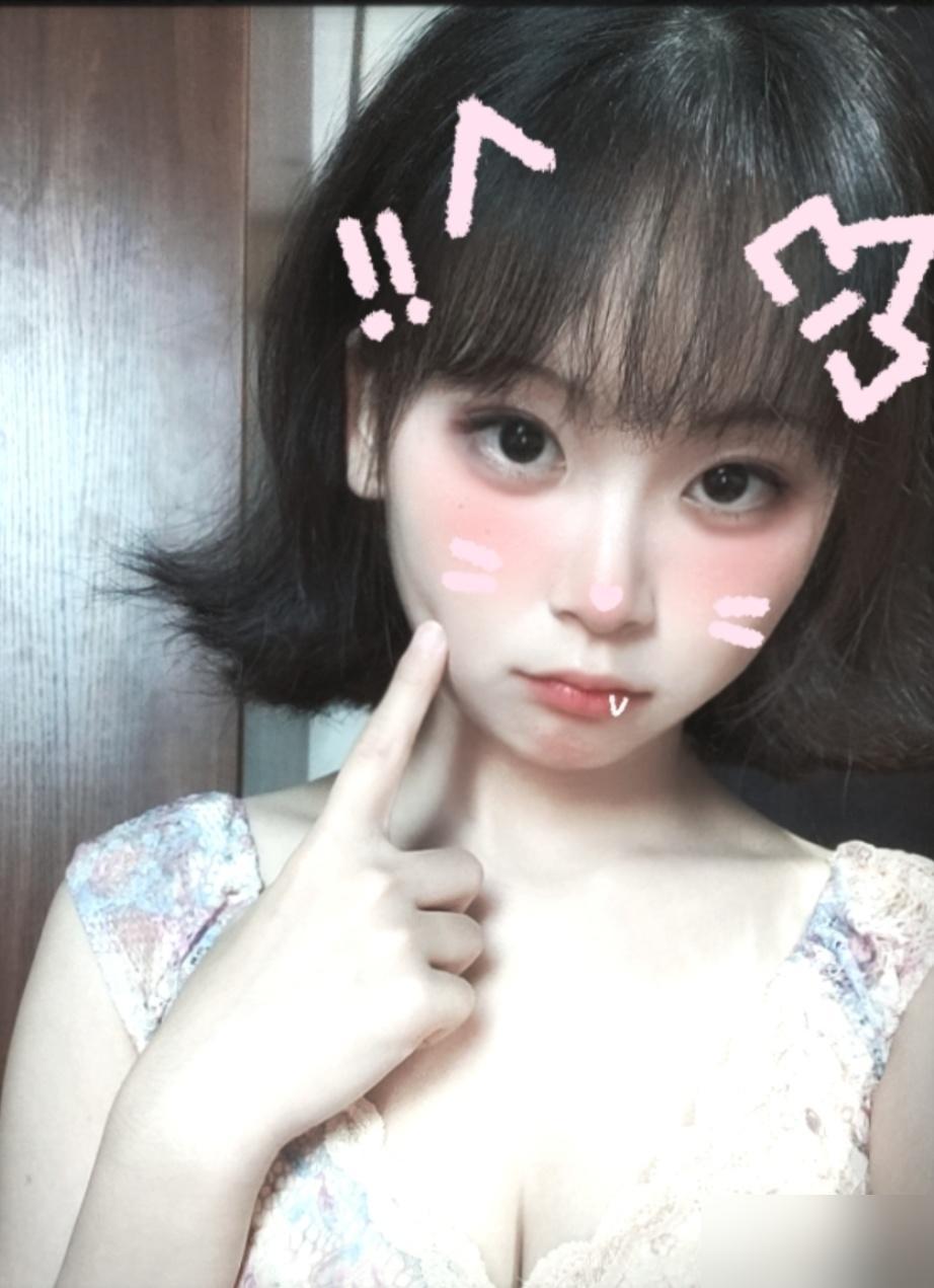喜欢❤️

#那就可爱一下吧# #偶尔换换风格# #我坚信我是美的# #温柔穿搭