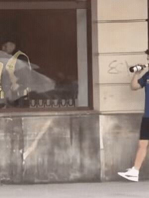 在一些国家，大街上喝酒警察真会找你麻烦。 