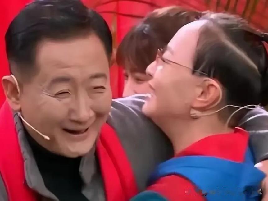 巴图管梁天叫二舅，和英如镝的亲缘无关。梁欢是梁天的妹妹、英达的妻子，但巴图叫他二