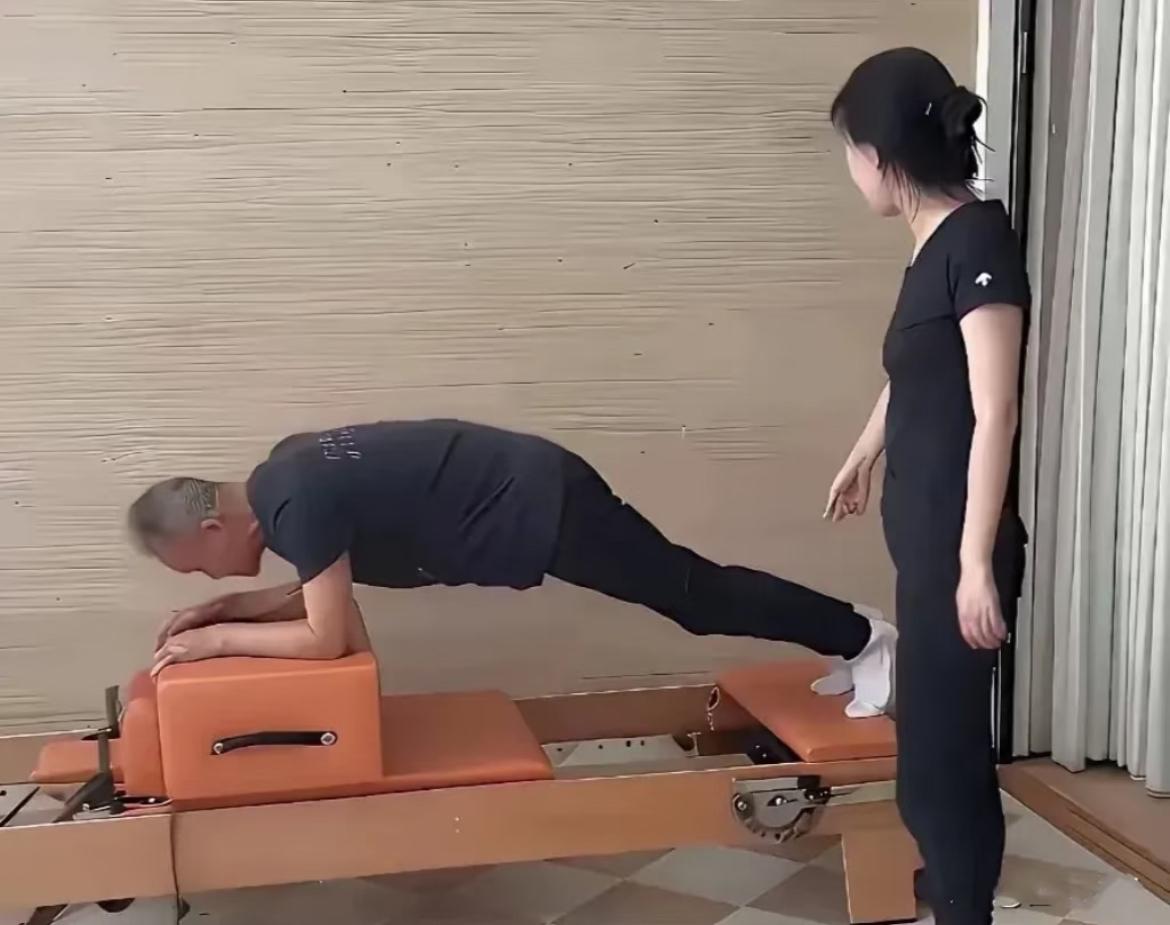 王石从不搞慈善，他登珠峰花的是自己工资，他养田朴珺用的自己退休金，他体恤自己的员