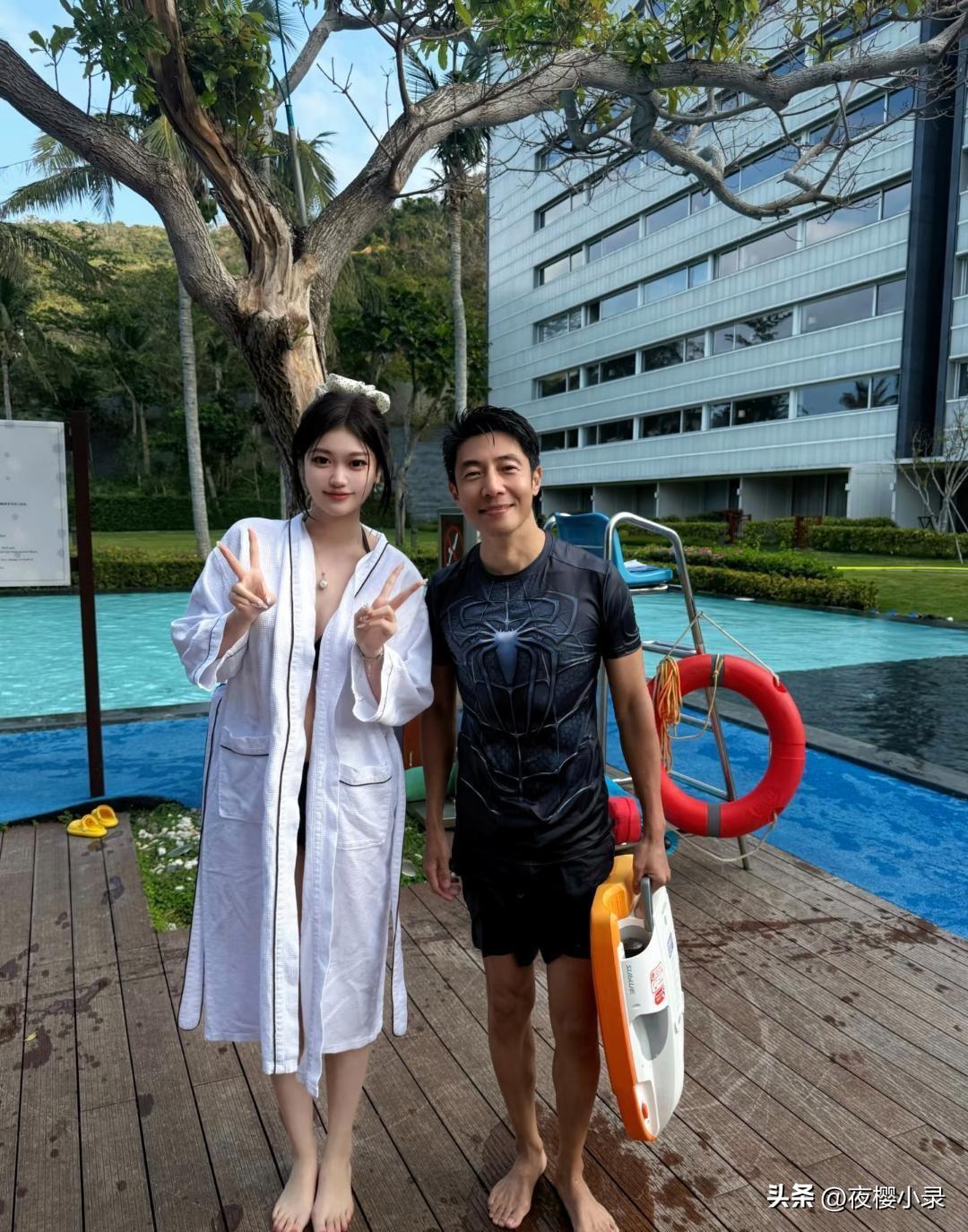 50岁撒贝宁在海南三亚酒店游泳，他的衣服湿透了，身材看起来真好，腹肌好几块。他真