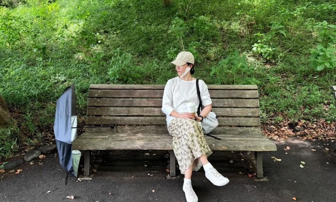 周迅素颜现身川西！穿防晒衣比耶接地气，头顶一片七彩祥云太难得 