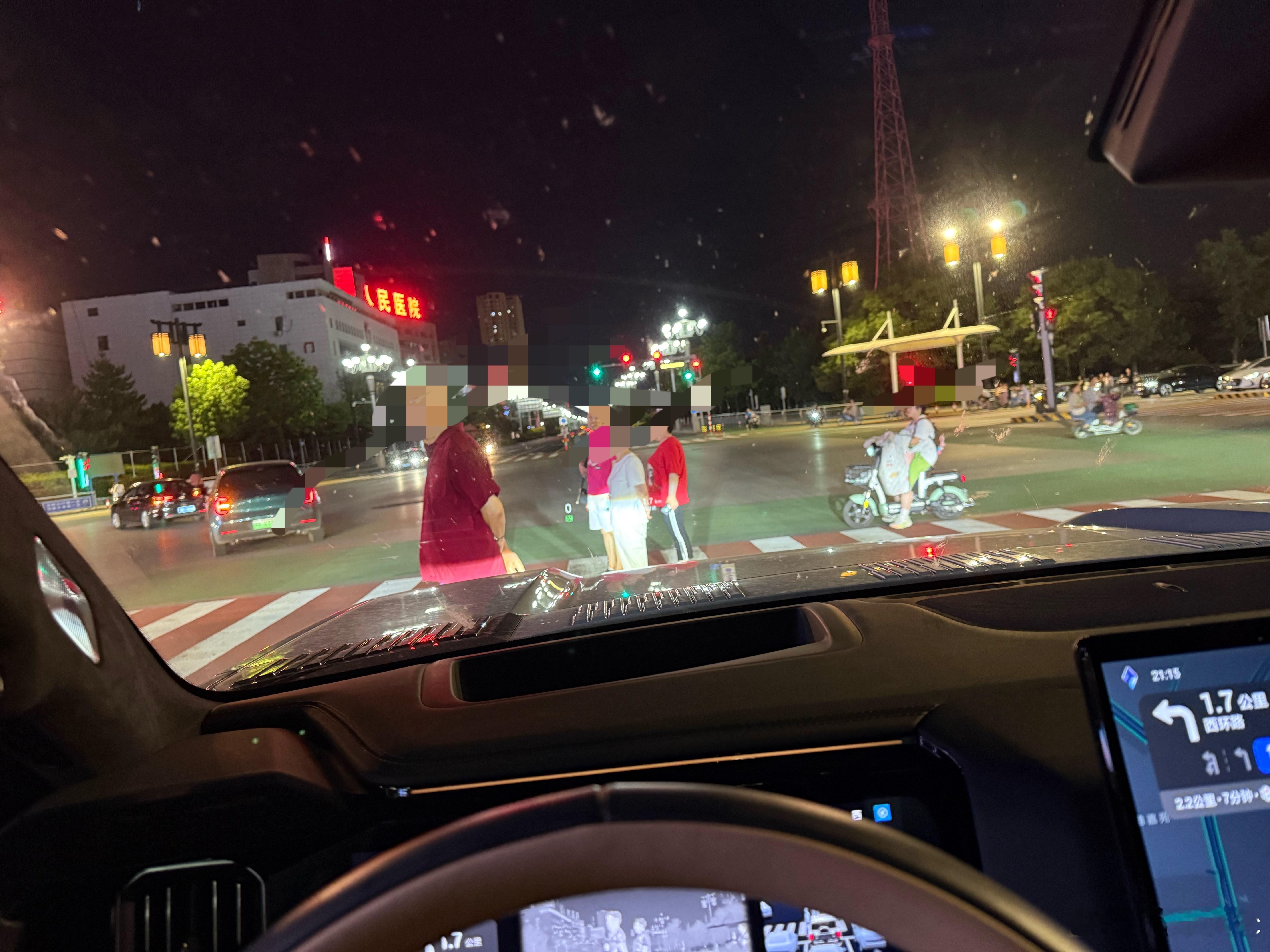 这些行人什么时候不闯红灯了，咱就是发达国家了[喵喵] ​​​