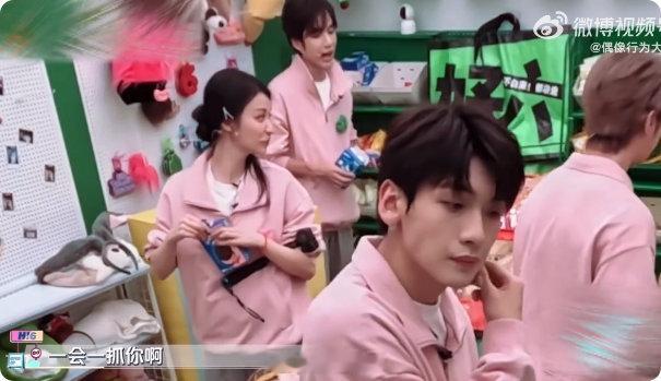 王楚然[超话]王楚然我不张嘴就看不到我牙黑你好星期六王楚然凭借这句俏皮话成功圈粉