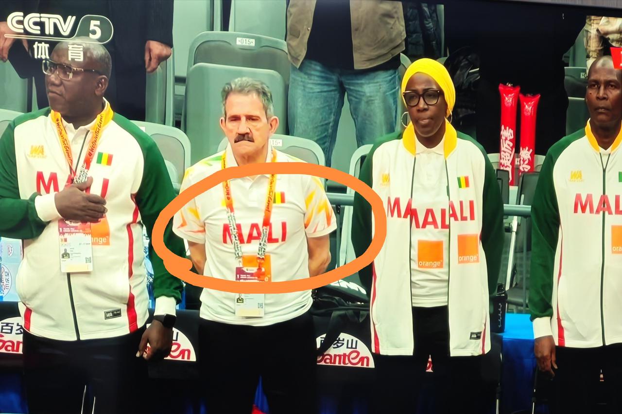 这马里的队服为什么写的是汉语拼音？难不成是咱们的企业赞助的？