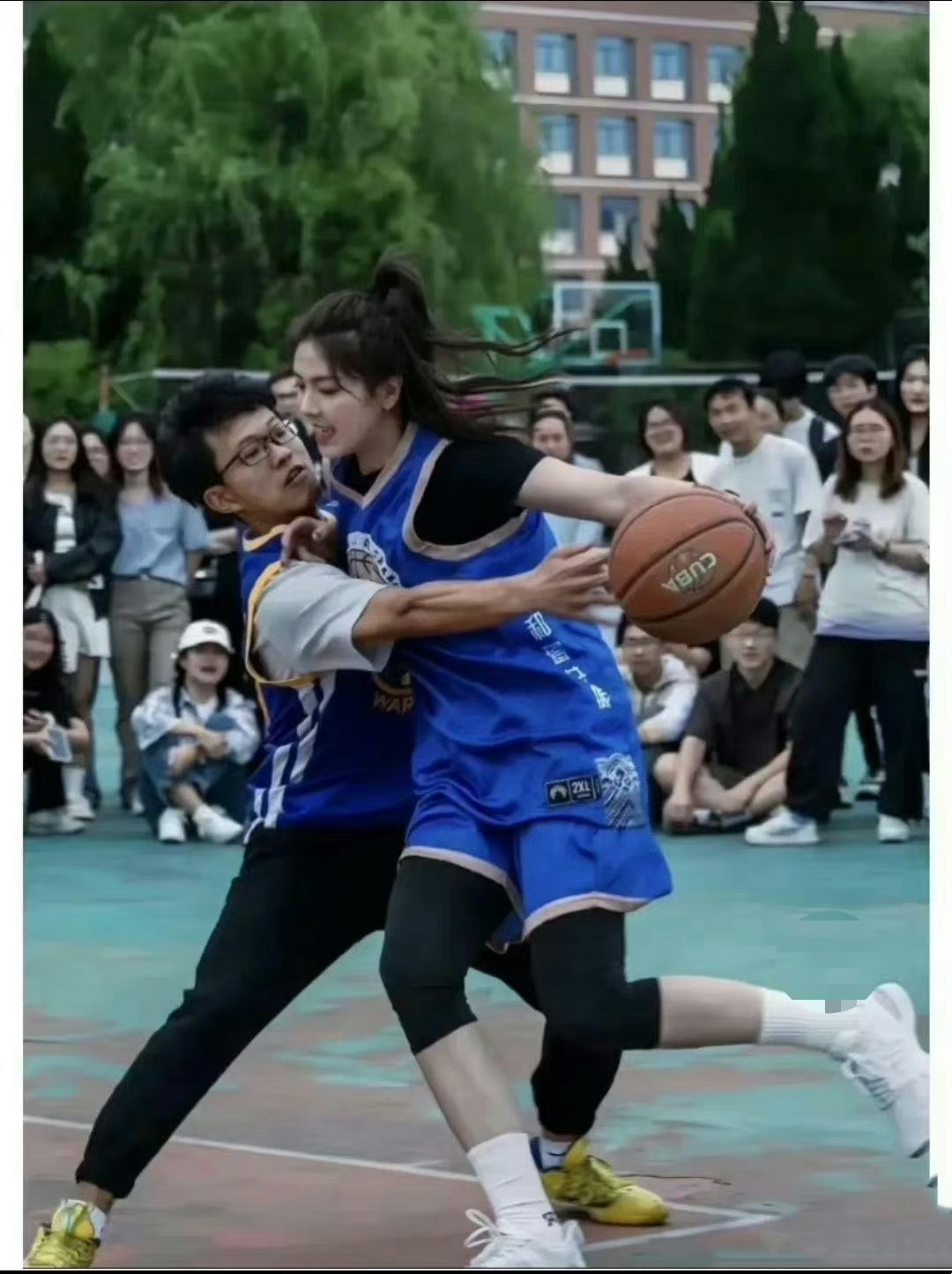 神级错位图，这腿怎么说？  #搞笑# ​​​