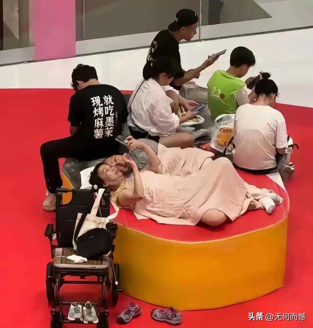 这对老人感情真是不错，都这么大岁数了，在一起待了大半辈子了，依然保持着初恋时的温