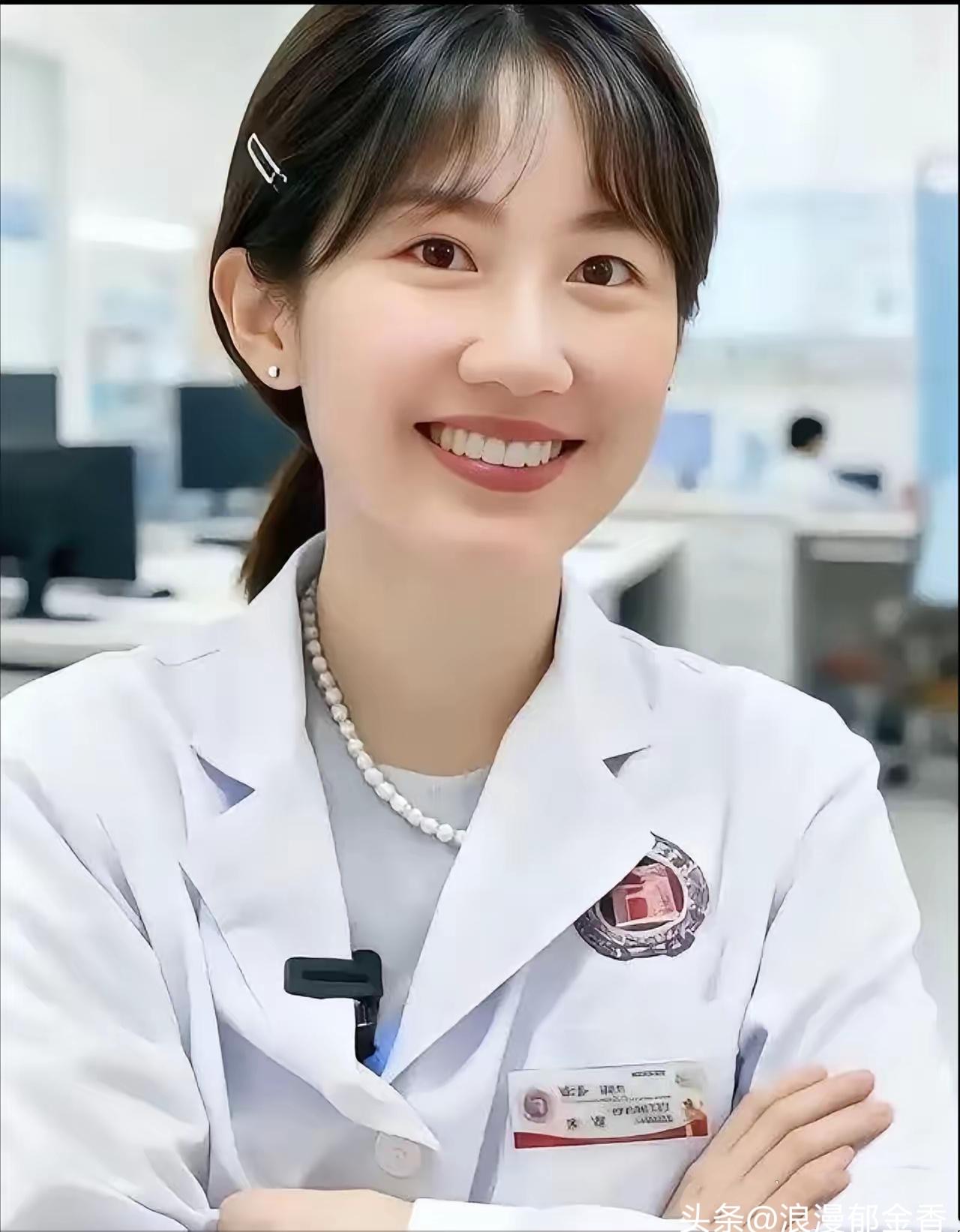 反转来得猝不及防！曾医生这事刚发酵时，满屏都是“有伤风化”的指责，评论几乎一边倒