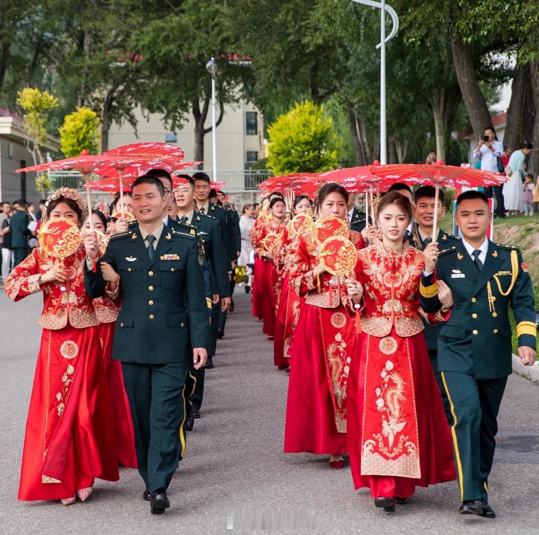 #军恋[超话]#军营为媒，军旗为证钢枪与鲜花为伴，忠诚与浪漫交融近日，火箭军某部