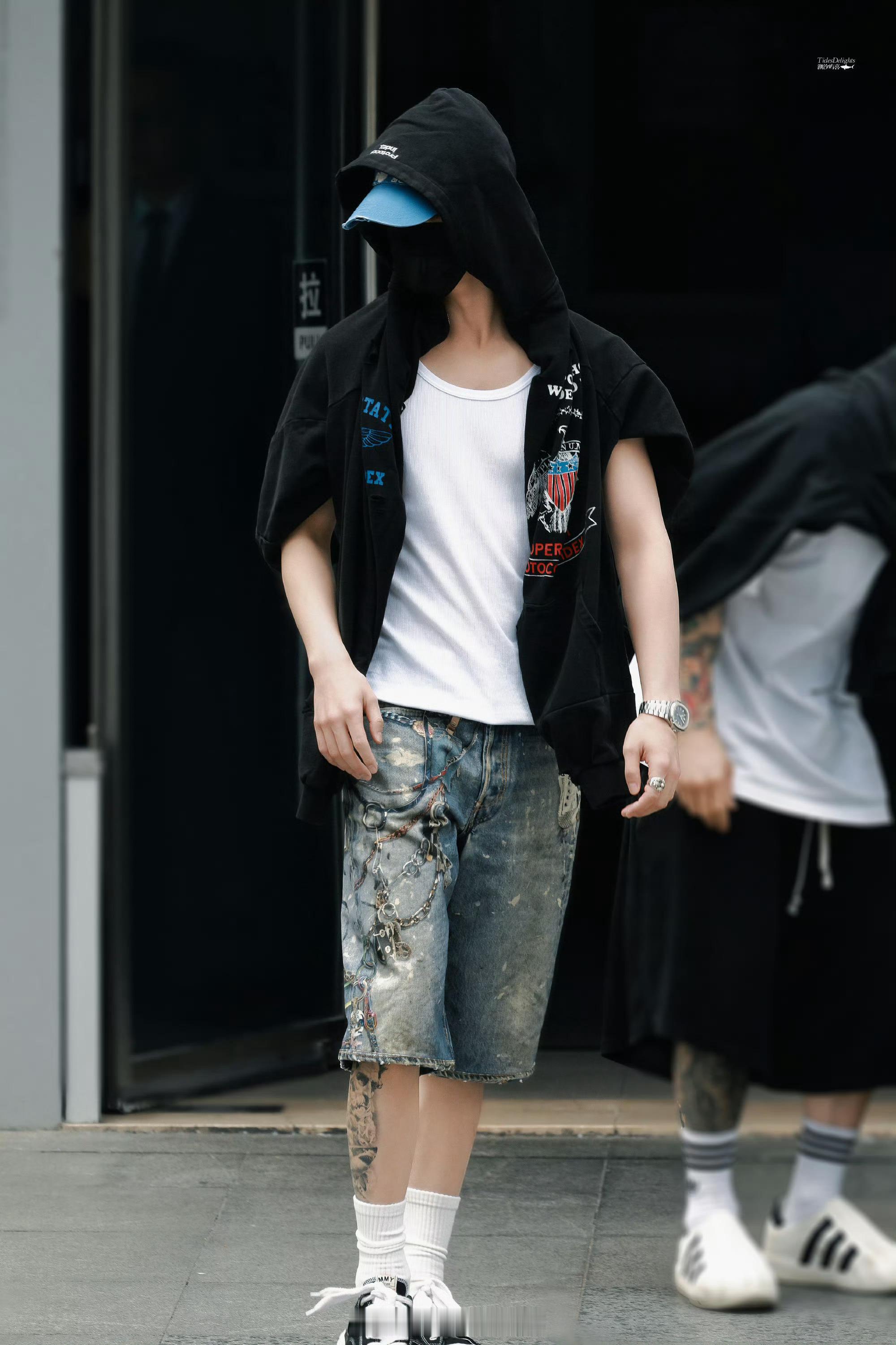 何与录制完你好星期六机场出发图有点酷啊，是有纹身吗