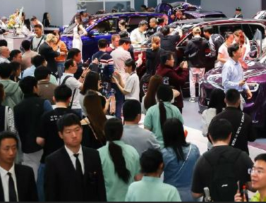 北京车展正式开启人从众模式4月26日，第十九届北京国际汽车展览会在结束了两日的媒