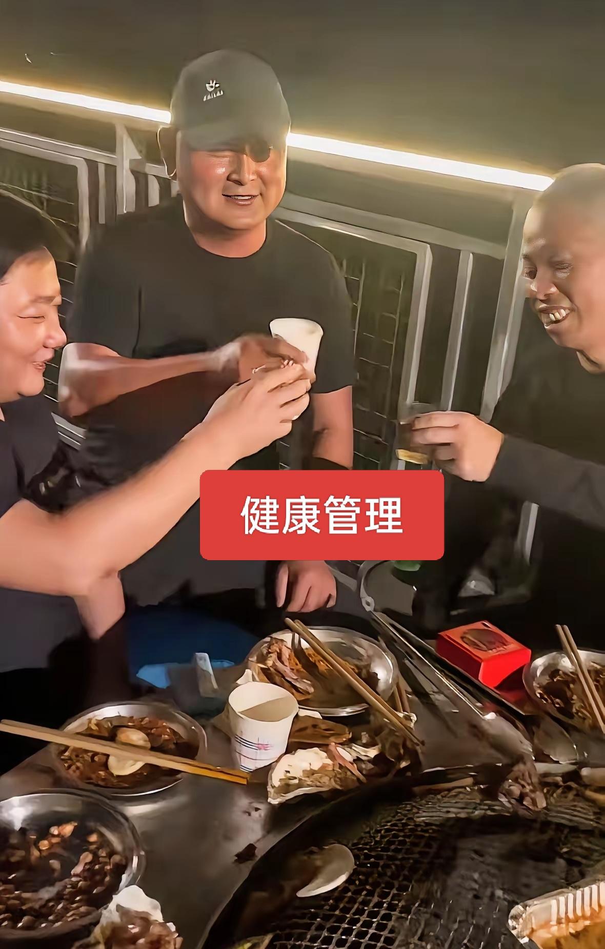 该说不说，张雪这样的状态老这样可不太好，年轻时吃点喝点没问题，身体能扛得住，但现