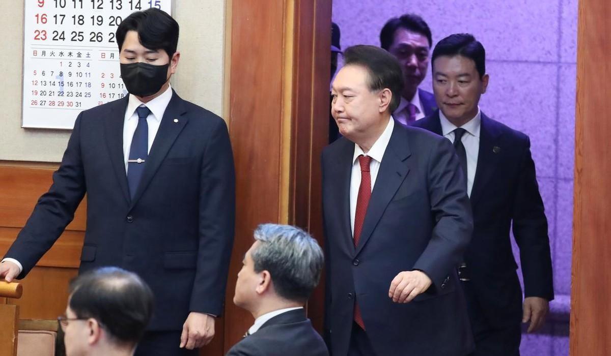 当地时间5月19日下午两点两点，首尔中央地方法院门前挤满近百名记者记者。韩国前总