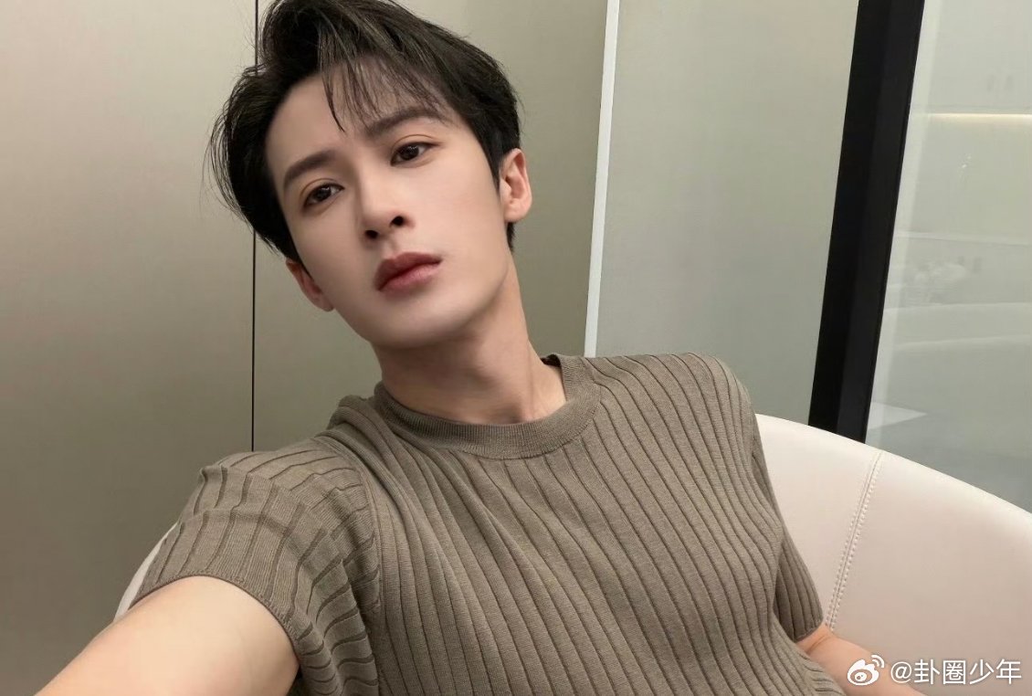 檀健次巅峰之夜舞台幕后碎片檀健次舞台幕后碎片幕后碎片里的檀健次颜值依旧能打，五官