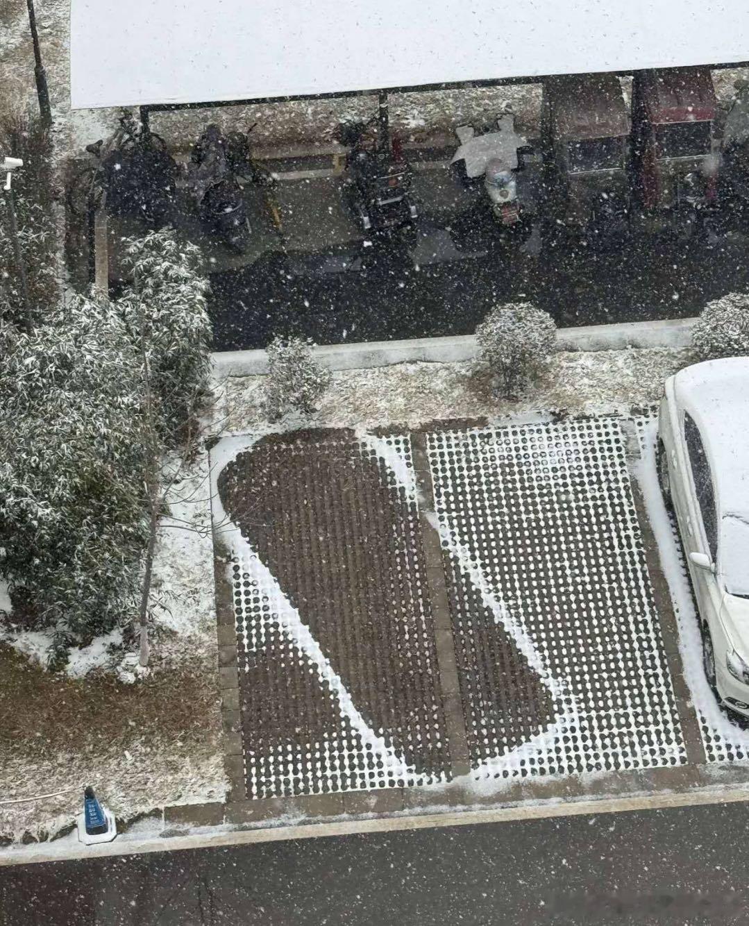 看图猜车。来位有知乎遗风的博主根据地面痕迹，推测一下这是哪款车？要有理有据，不能