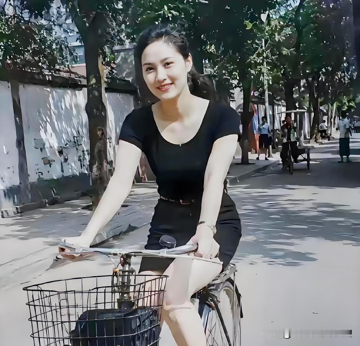 【散文诗·夏日单车】

老街树影摇，单车徐步轻。

黑衫映日光，笑靥胜风清。
