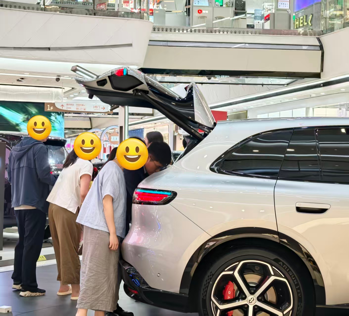 昨晚七点多，我去家附近的万达商场逛了逛工作日的晚上，商场客流不算多，但问界 M6