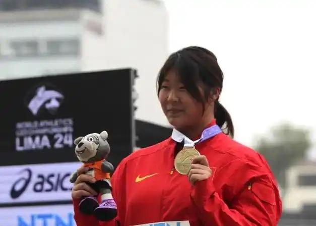 2008年严子怡出生于宁波，在她三年级一次体育课上扔棒球，男生只能扔20多米，她