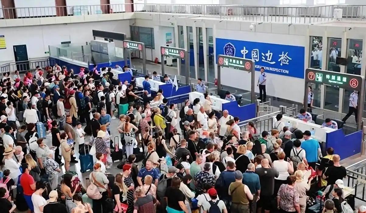 过去一提到开放，很多人就觉得门开得越大越好，好像谁都能来、谁都能留下，才显得一个