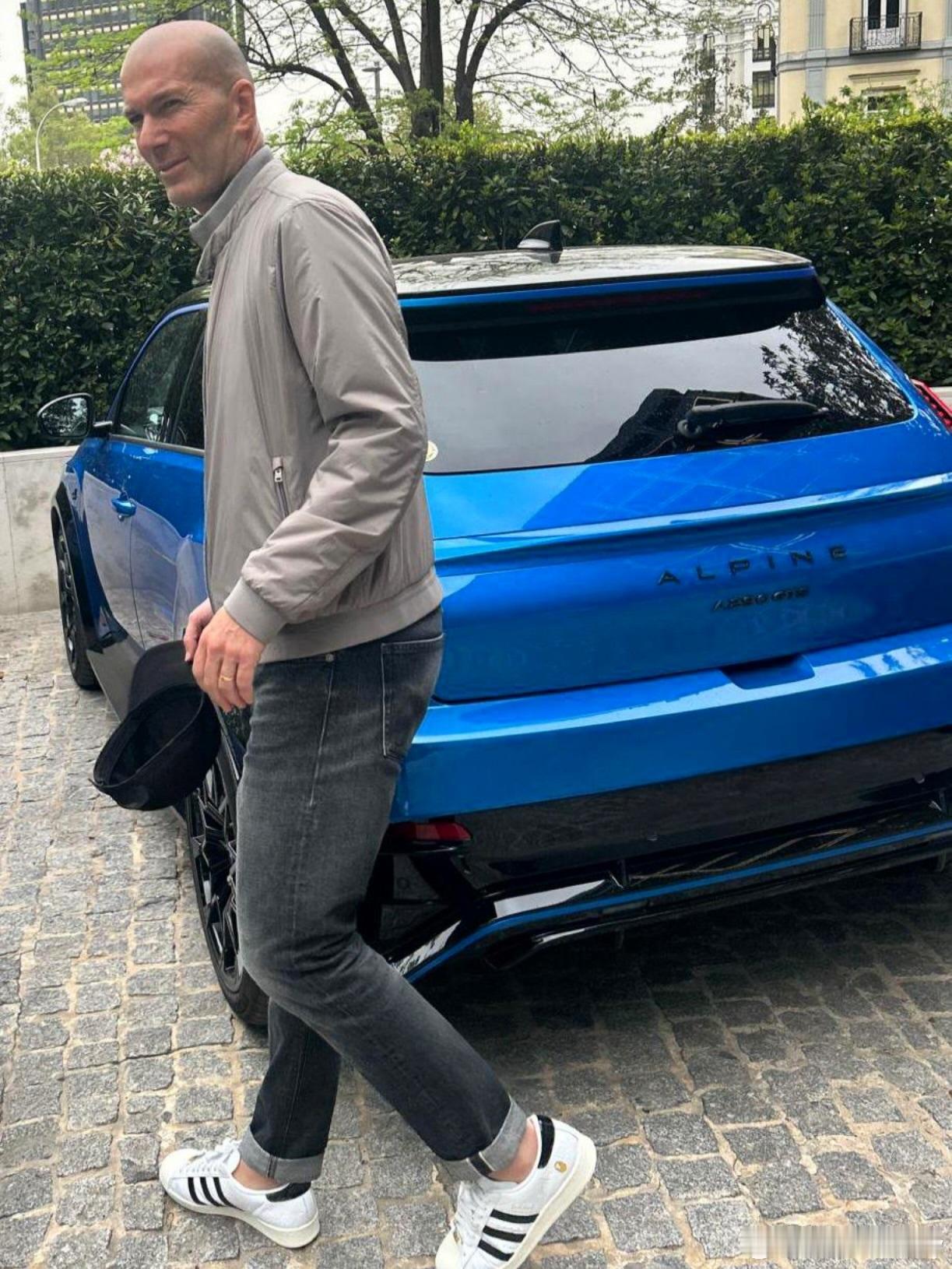 看到没？法国人买法国车作为中国人，我们也要支持自己国家的新能源新能源汽车