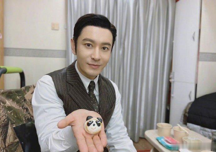黄晓明说小海绵长得像自己性格却像妈妈黄晓明因为小海绵全家搬到上海从外貌到性格完美