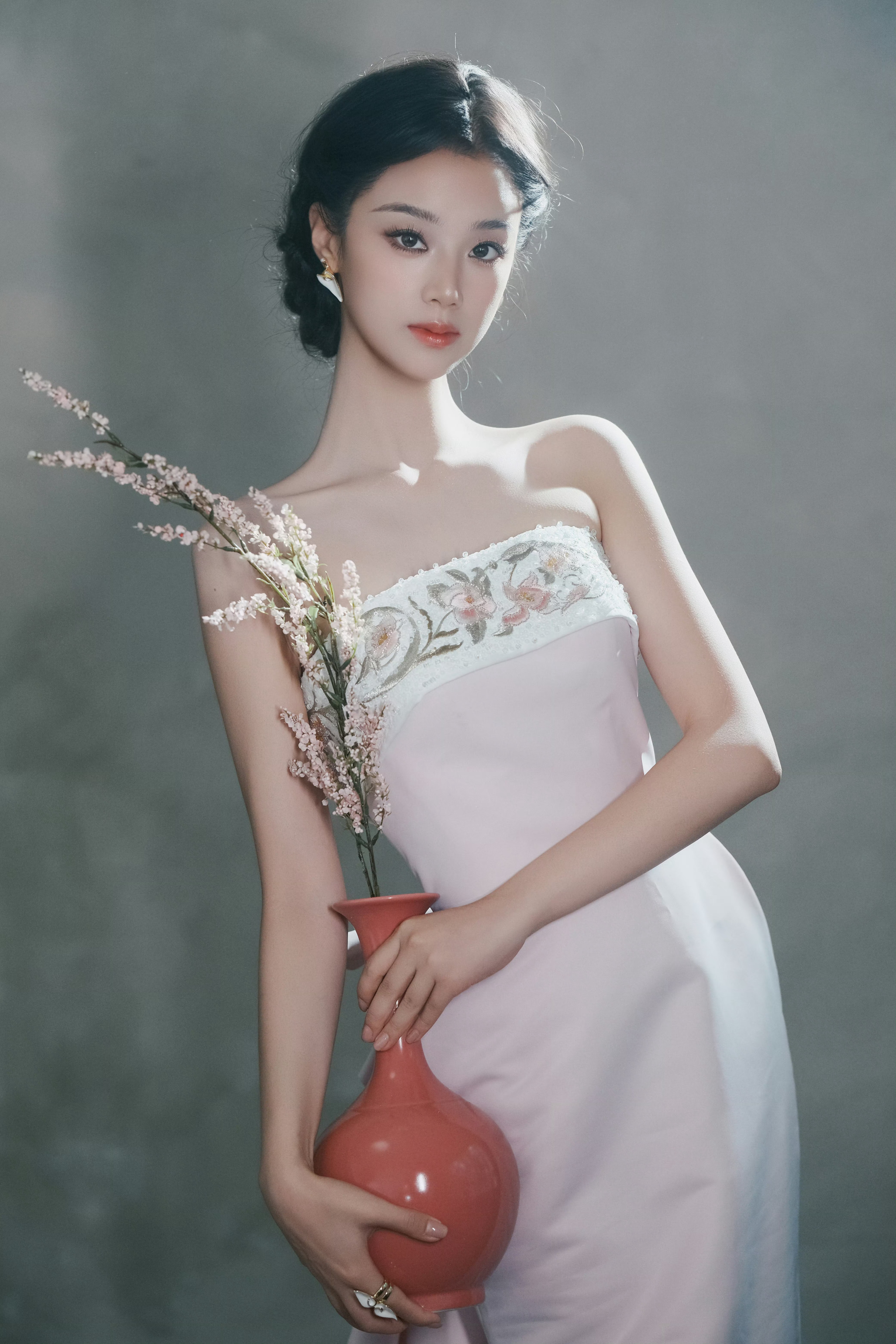 王小亿粉瓷美人🎀领口盘扣衬出修长天鹅颈，妆容素雅清淡，举手投足自带温润古典氛围