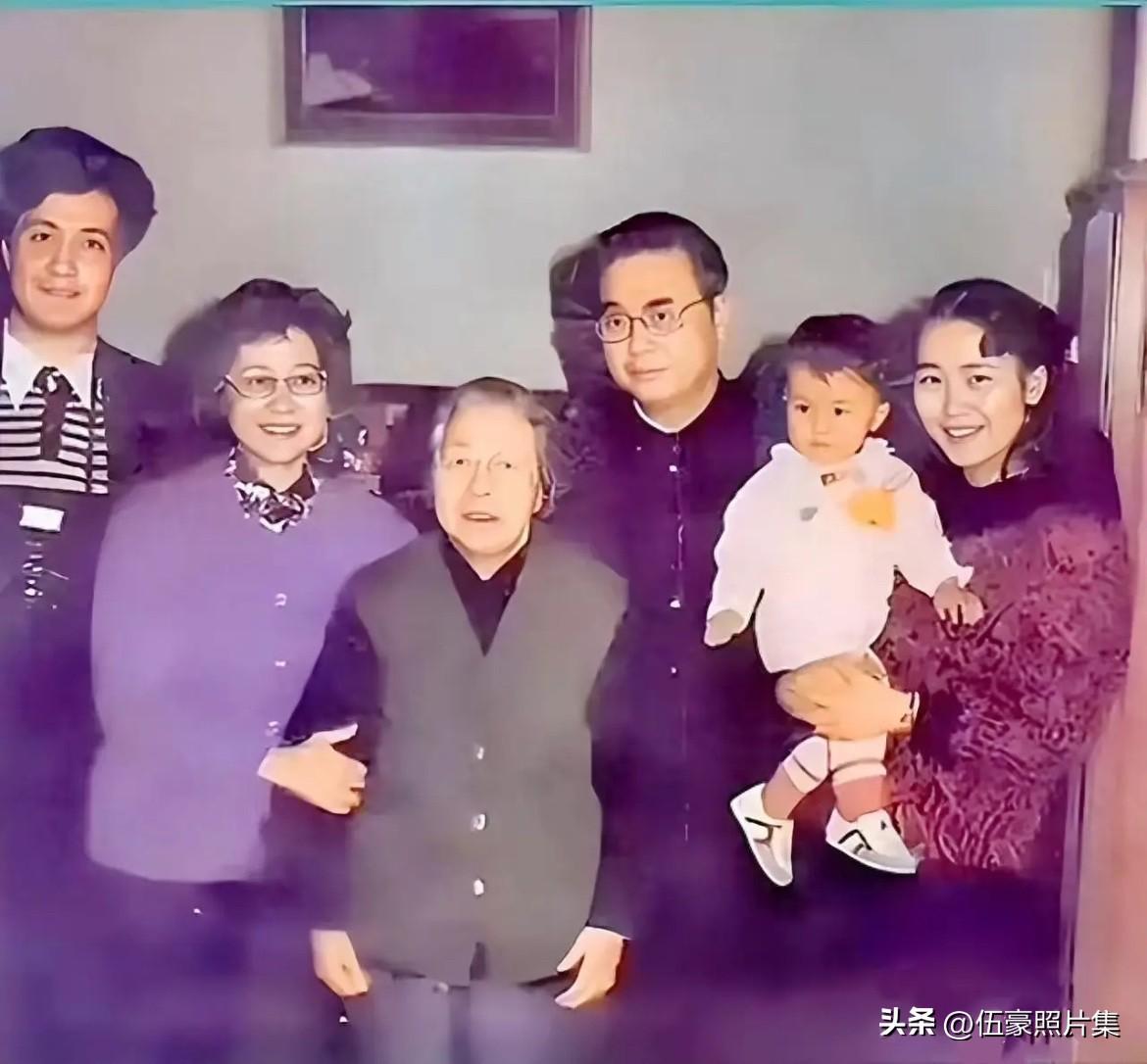 1986年，李鹏与夫人朱琳及子女到中南海西花厅看望邓颖超的合影，是一次充满温情与